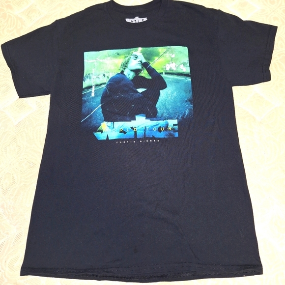 A Justin Bieber Justice concert shirt in a medium. Pre-loved in great shape - Picture 1 of 4